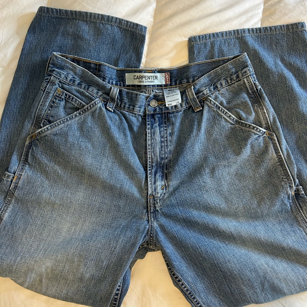 Men’s size 34 vintage Levi cargo jeans wide legs.